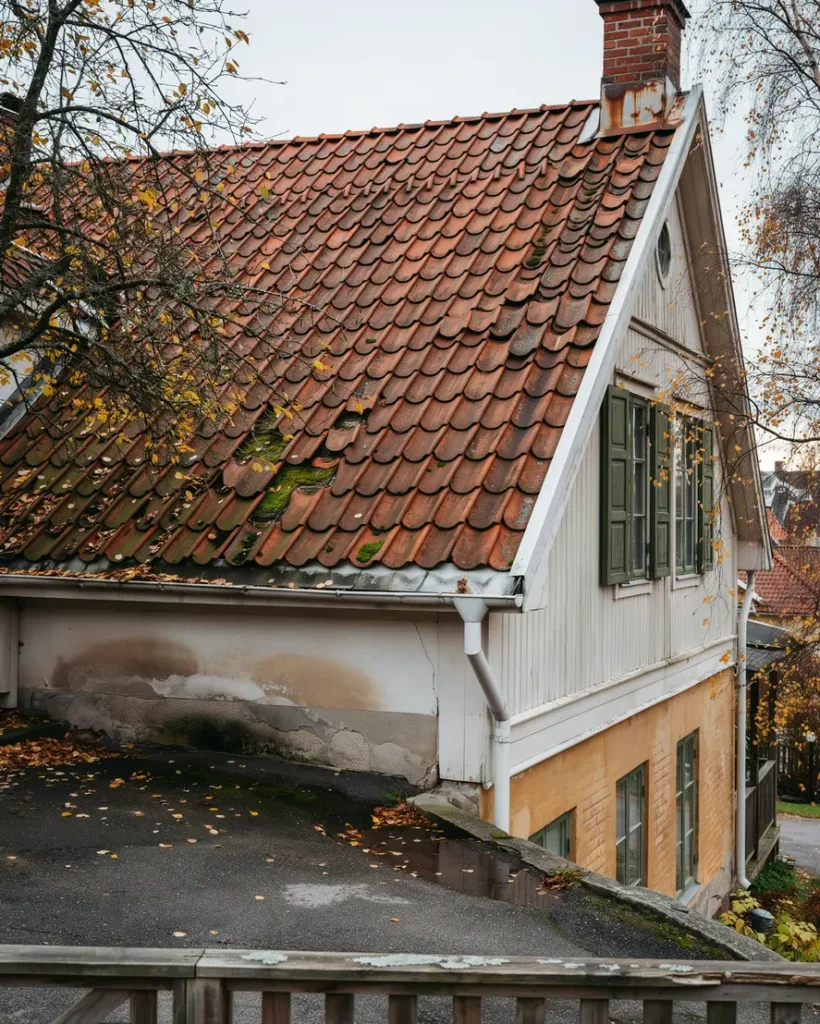 tecken p att ditt tak beh ver en professionell besiktning innan sm fel blir dyra skador