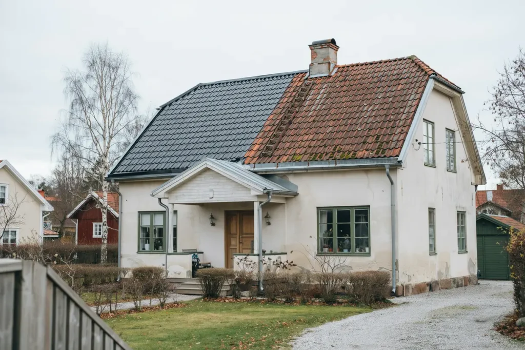 takm lning eller takbyte s avg r du vad som l nar sig f r ditt hus