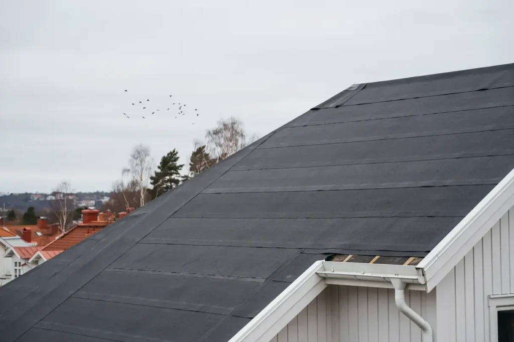 takrenovering med ny underlagspapp p villa i h gdalen