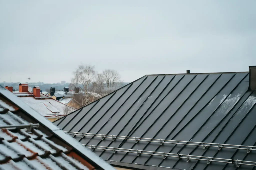 taks kerhet med nya sn rasskydd p villa i h gdalen